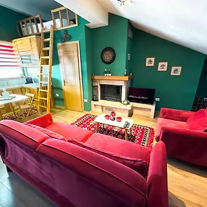 Cozy Elegance Above Appartement
